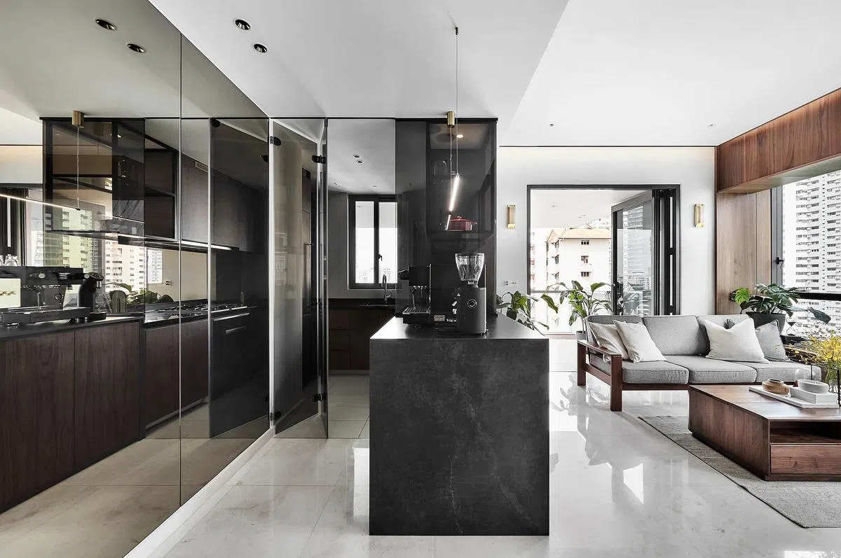 岛屿型吧台将客厅和厨房分隔。（Happe Design Atelier提供照片）