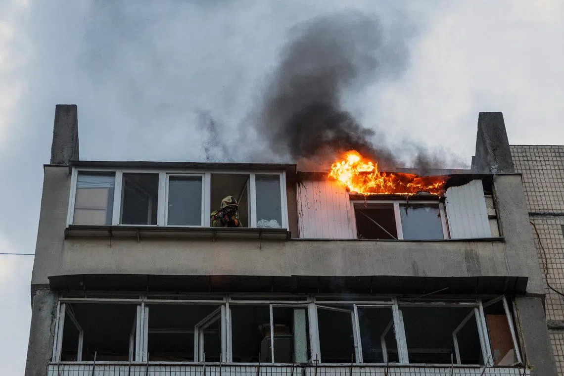 5月24日，乌克兰首都基辅一栋公寓楼在俄罗斯无人机袭击后发生火灾。（路透社）