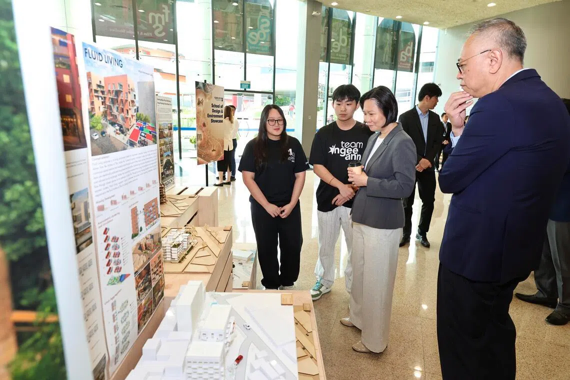 外交部兼贸工部政务部长颜晓芳（右二）星期四（5月28日）在义安理工学院听学生们介绍专题报告。（周国威摄）