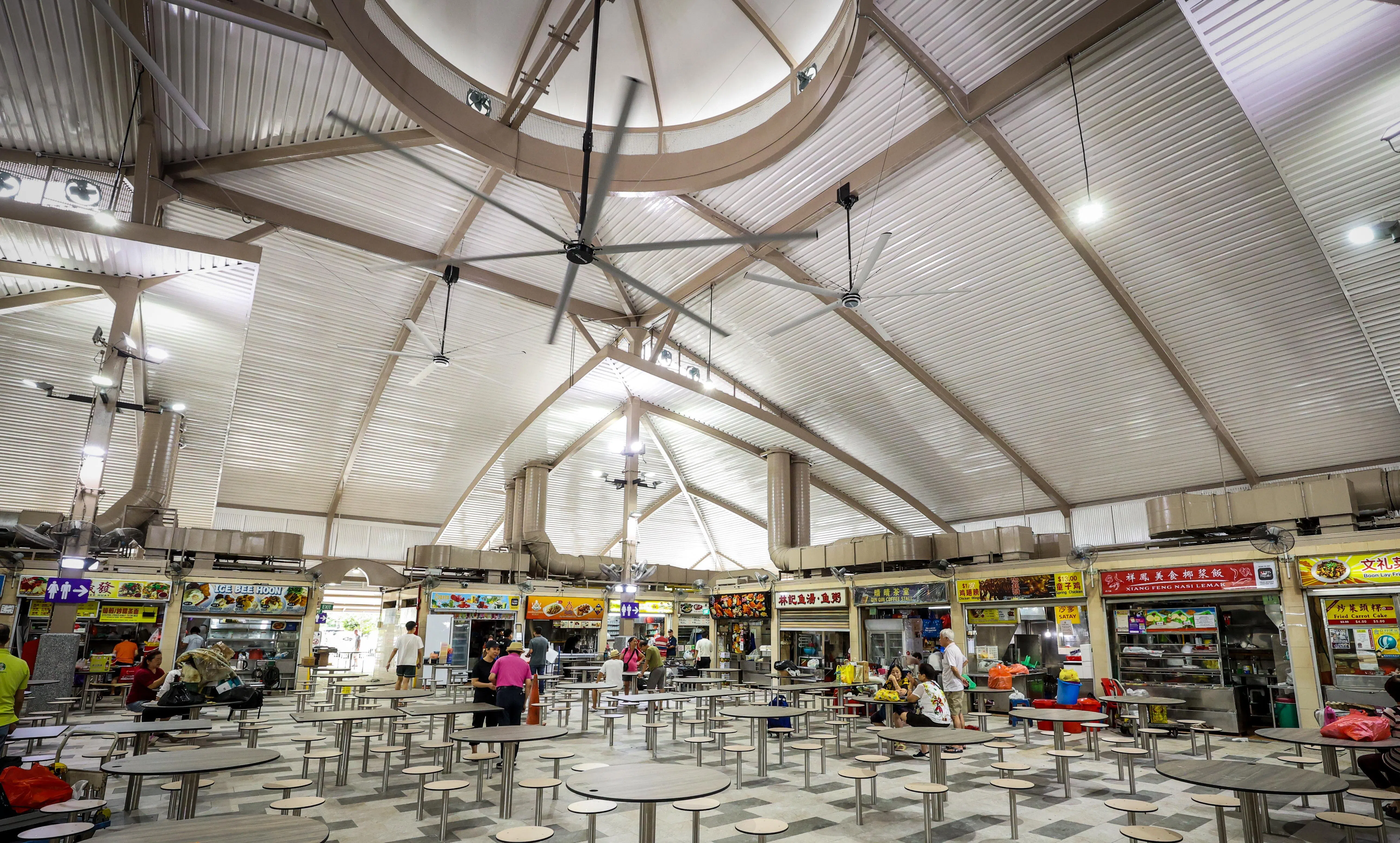 小贩中心之前的中央地势较高且有栏杆，如今地势已经铲平，栏杆也移除，整体看起来宽阔。（游甯稀摄）