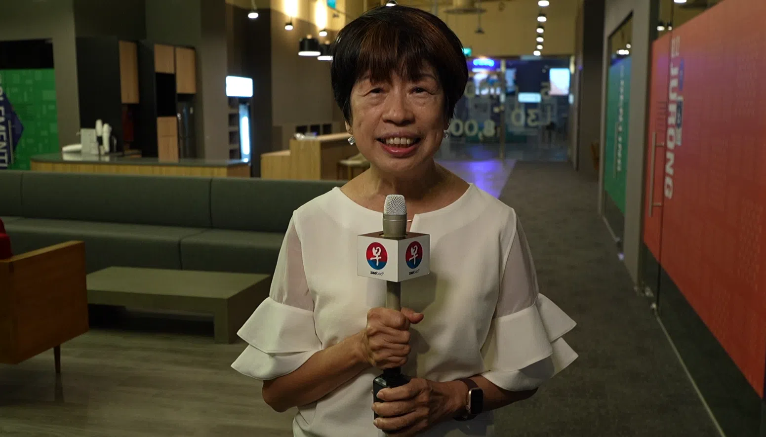 林凤英于《星洲日报》年代入行，曾任《联合早报》采访和财经新闻主任。