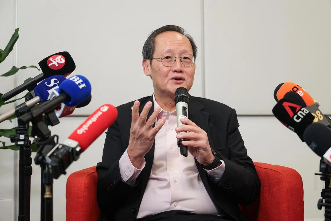 人力部长兼主管能源与科技事务部长陈诗龙医生说，劳动市场保持强劲，依然有许多好的工作机会供应届毕业生选择。（李冠卫摄）