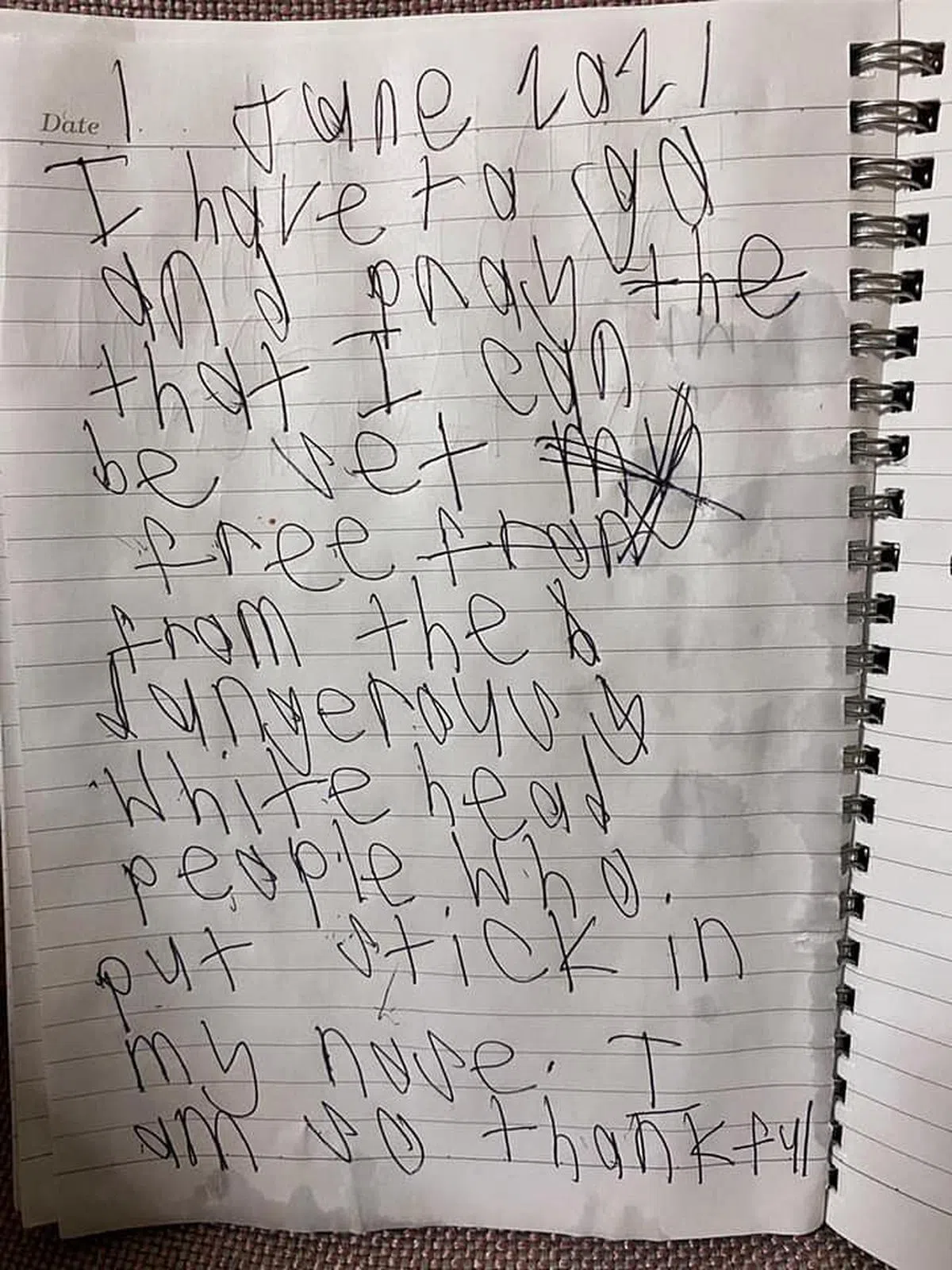 “我祈祷我可以逃脱这些戴着白色头套的危险人物，他们尝试把一根细棒放进我的鼻子。我很庆幸我已经逃离他们。请把大家从痛苦中救出。”