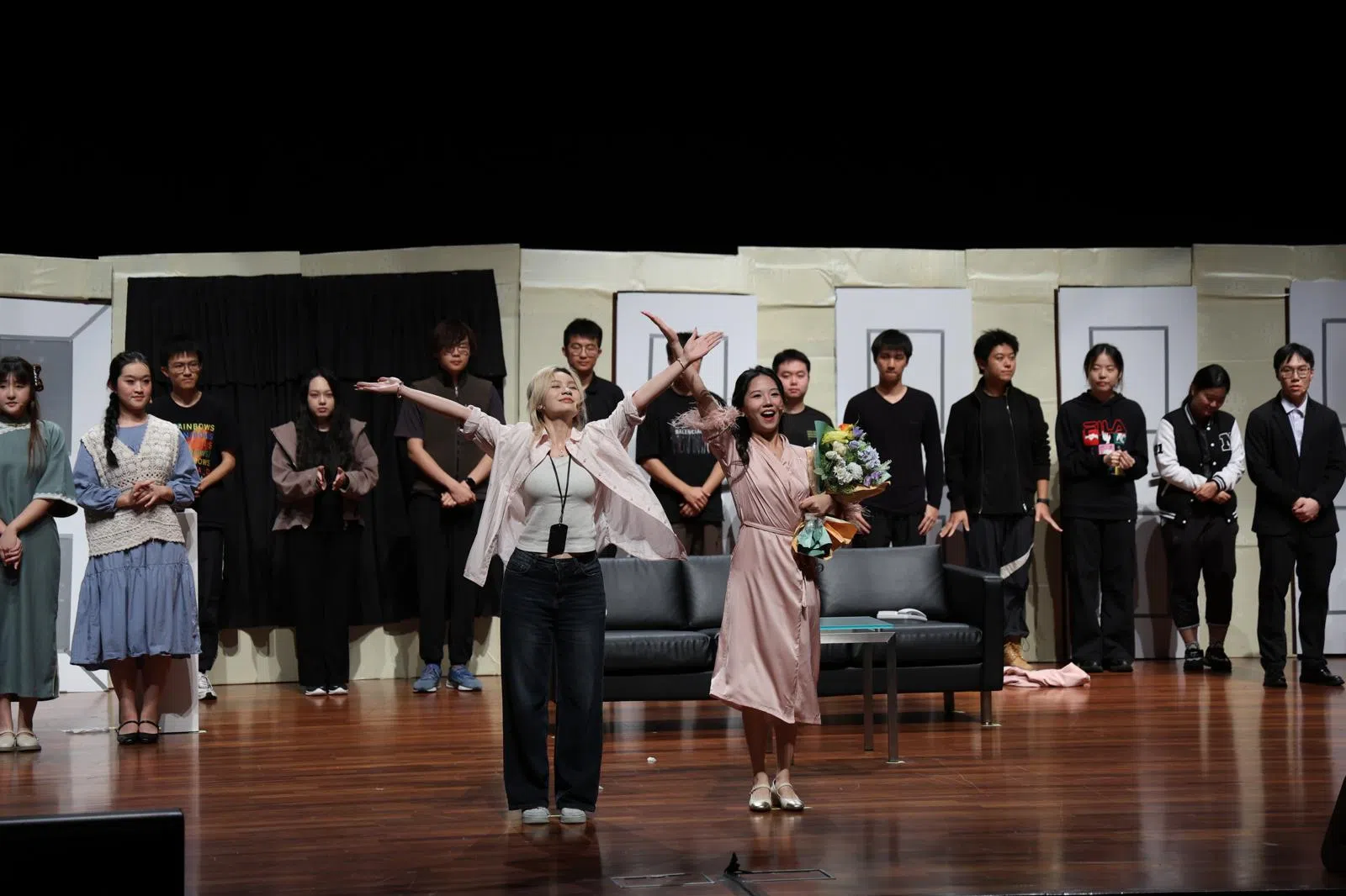 幕落灯熄，演员鞠躬致谢，掌声如潮久久不息。（南大中文学会宣传组万木森摄）