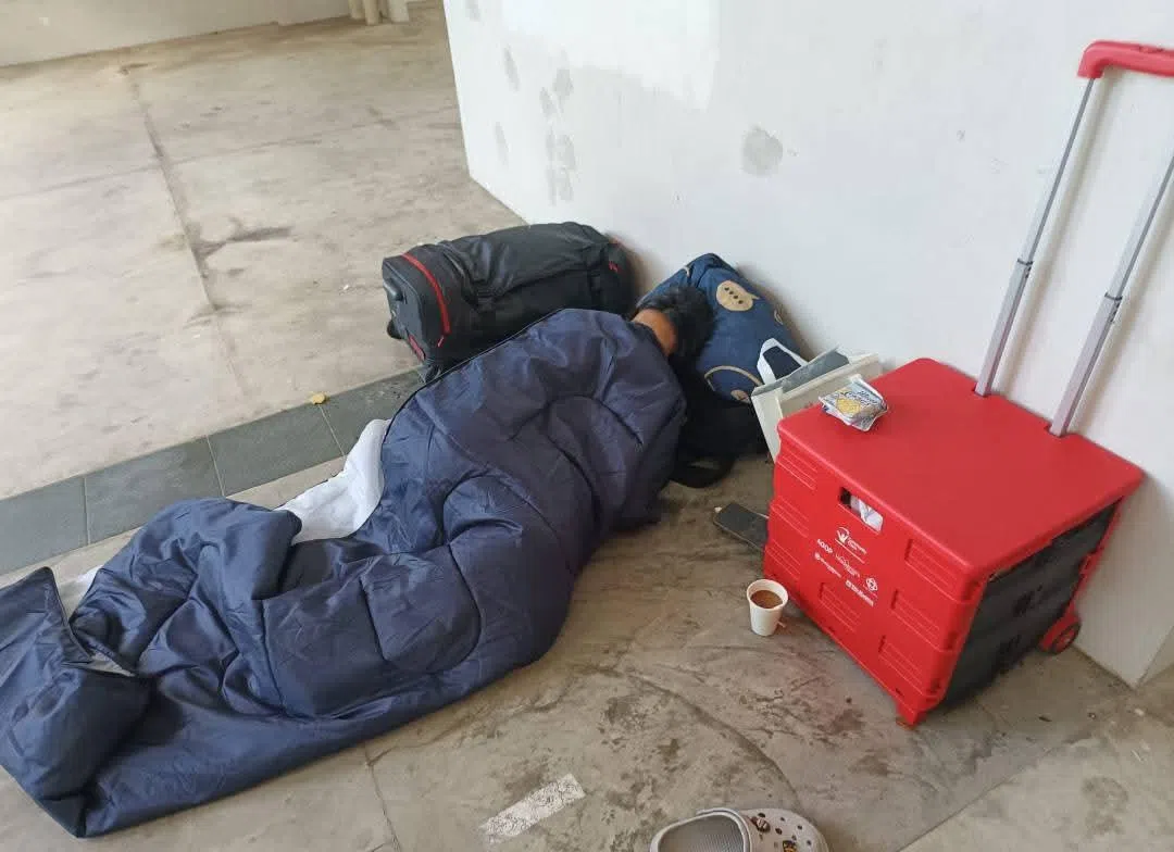 露宿街头期间，因茜拉不时感受到陌生人的善意。（受访者提供）