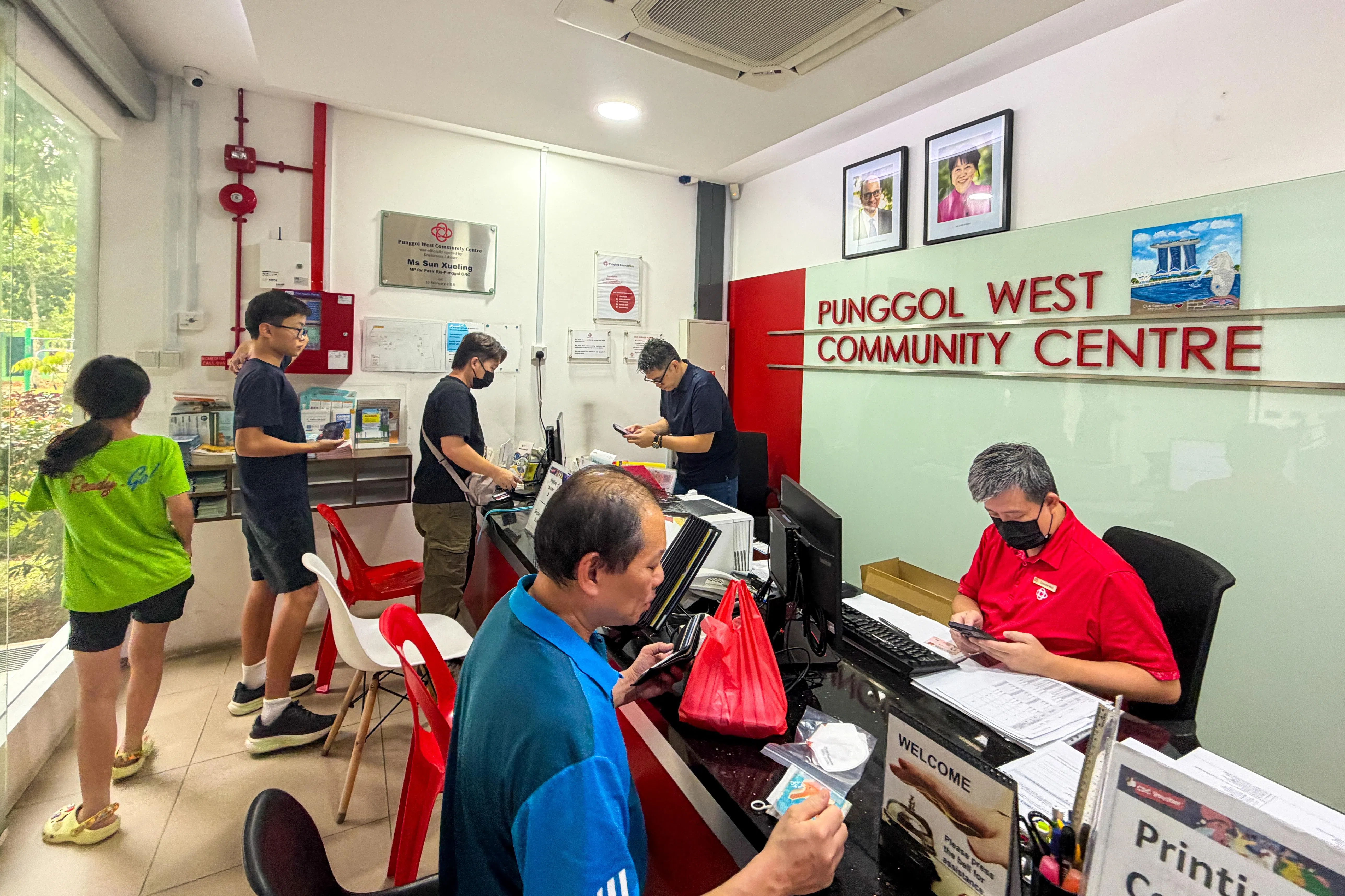 烟霾持续，24小时空气污染指数（PSI）升至非常不健康水平，政府开始向符合条件的国人分发N95口罩。图为居民在榜鹅西民众俱乐部领取口罩。（林明顺摄）