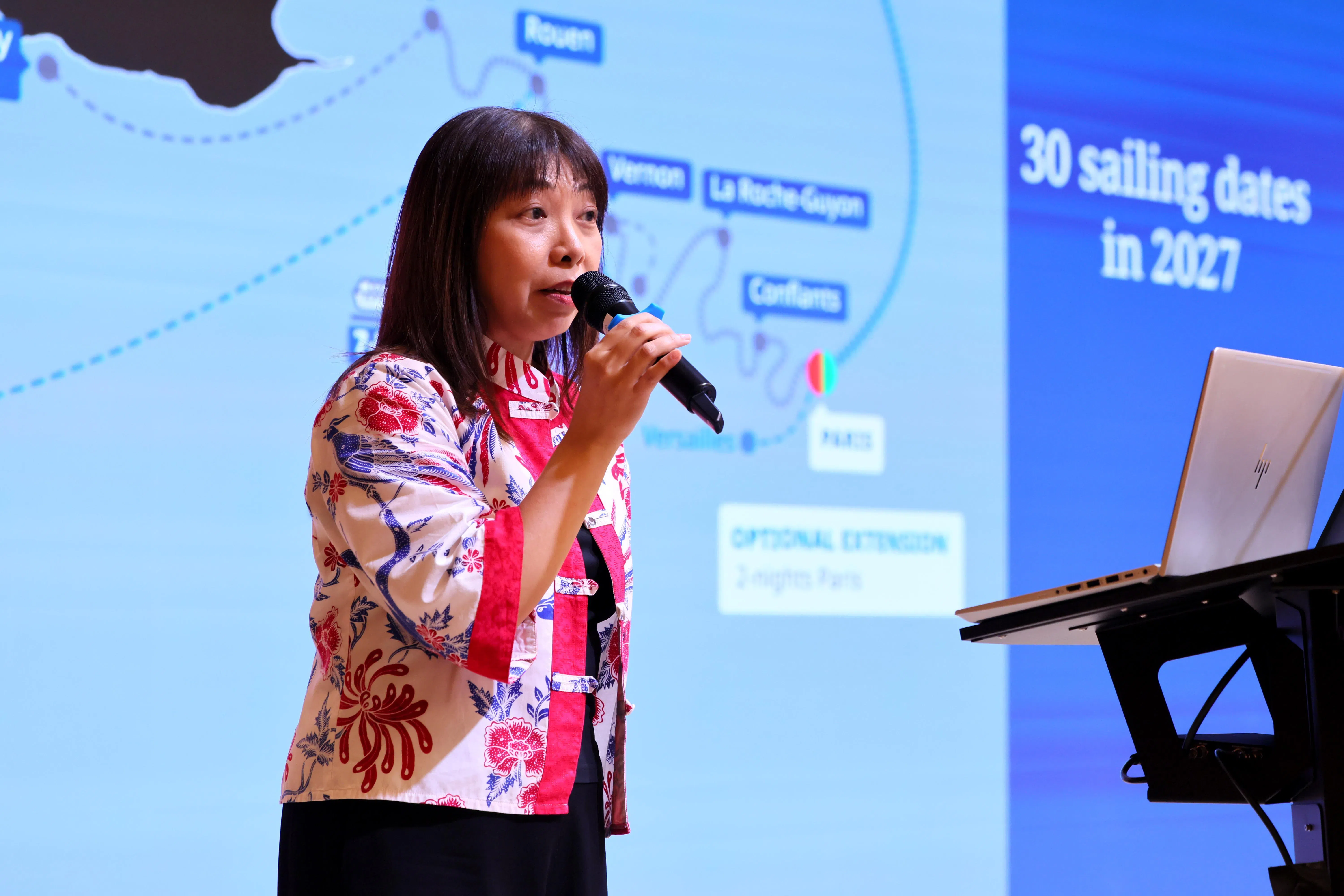 Trafalgar河轮高级销售经理洪秋霞说，河景客舱设计周到，即使是经典舱也能欣赏窗外风景。（龙国雄摄）