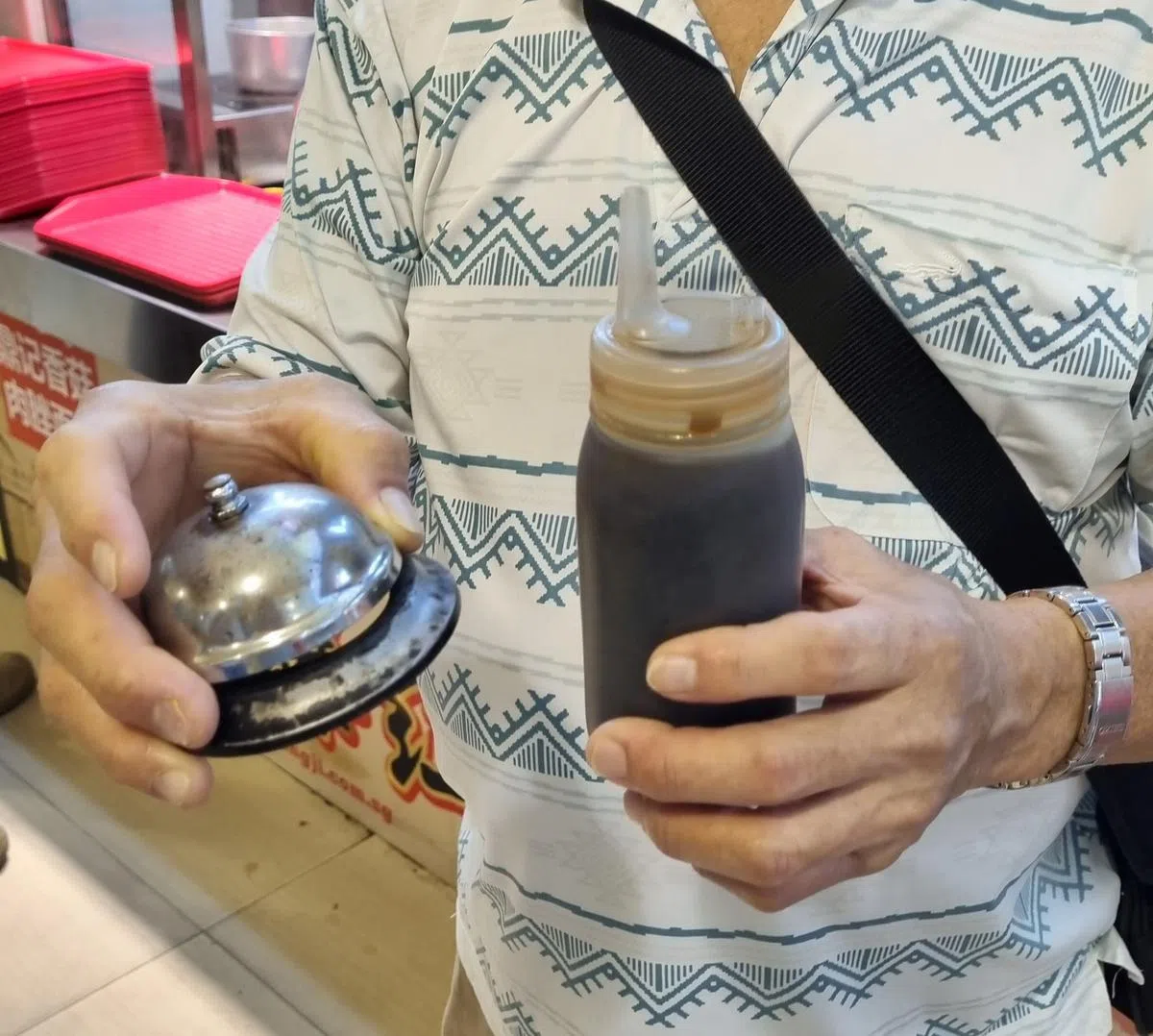 林昭表示阿叔拿按铃和酱青瓶子丢他。 