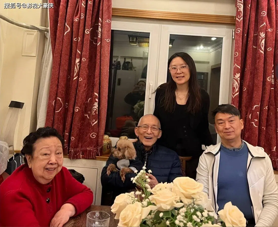 游本昌（左二）和家人合影，左一为妻子。（互联网）