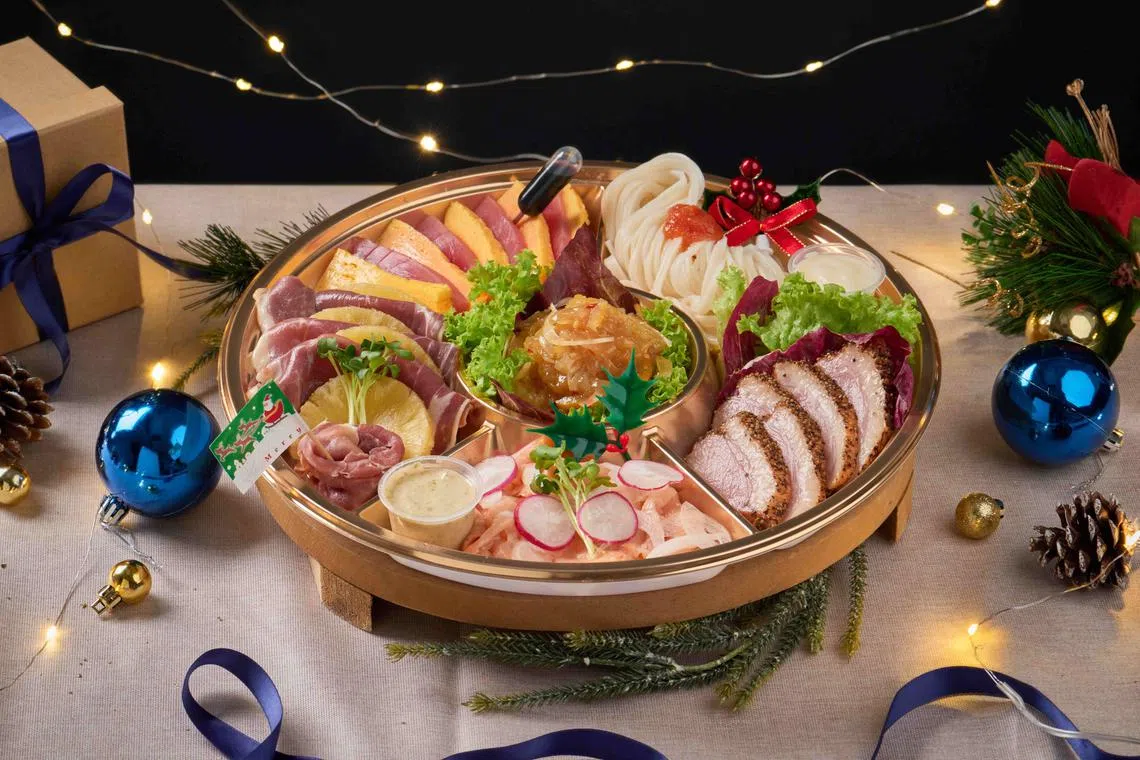 “Magical Medley Platter”有意大利帕马火腿和黄梨、黑胡椒熏鸭、烟熏三文鱼搭柚子胡椒酱等。（餐馆提供）