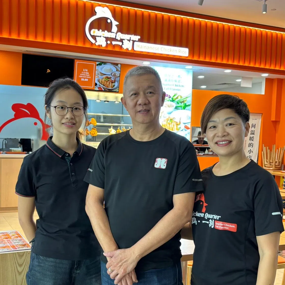 汪福顺和李雪儿夫妇，以及女儿林佳倩。（商家提供）