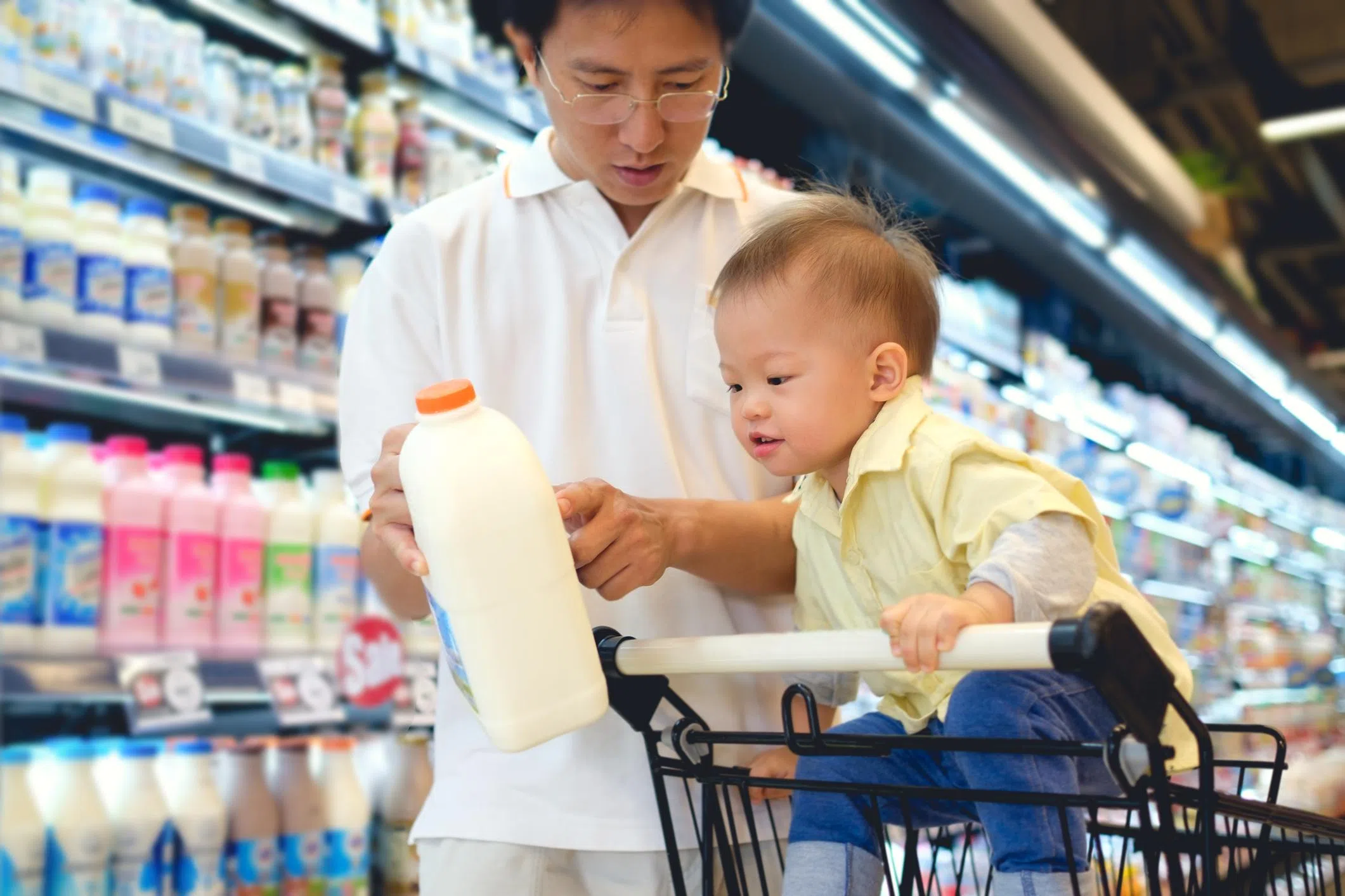 购物时除了注意有效期限，也应该知道家中是否还有类似食品。（iStock图片）