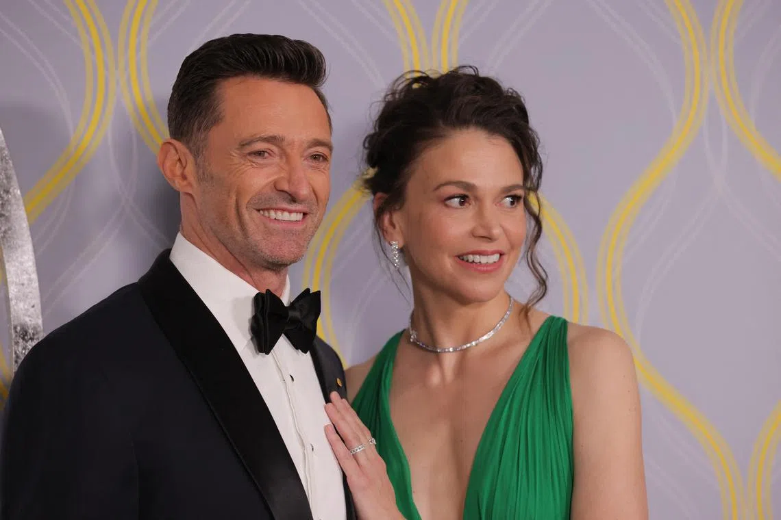 传Hugh Jackman（左）与新欢Sutton Foster已展开同居生活。（路透社）