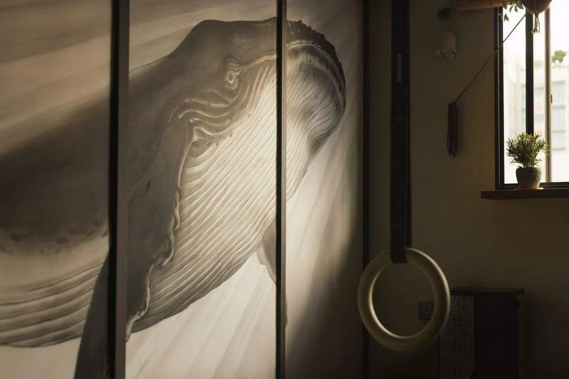 体操房另一端拉门上的鲸鱼墙画，是日本师傅所画。（PI Architects）