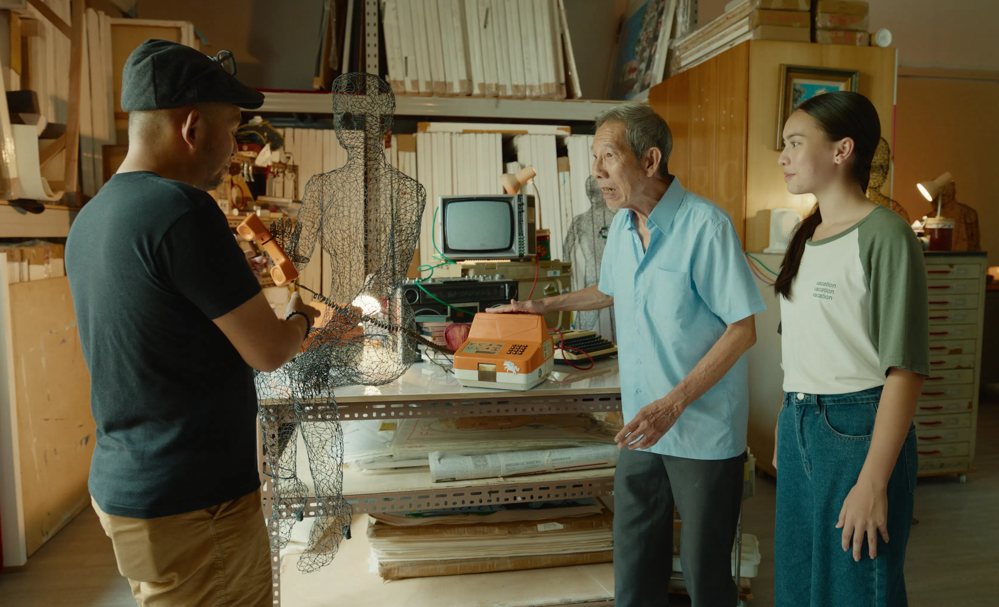 杨世彬（中）和Jennifer Wilkinson（右）饰演一对爷孙。（Clover Films提供）