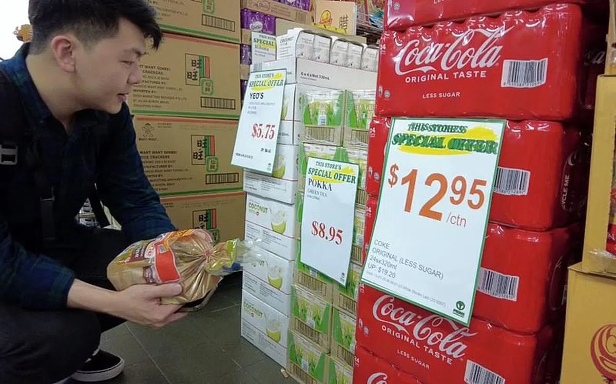 曹镇国购买日常用品时会留意各种促销优惠。（林国明摄）