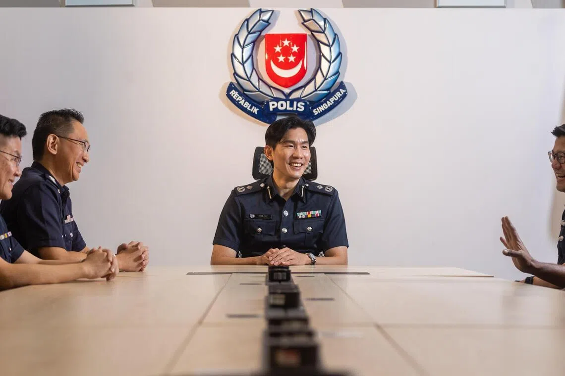 去年10月刚接任勿洛警署署长的郑可晖助理警察总监（左三）接棒不到一年，便带领警署重夺“最佳警署”奖。他坚持将荣誉归功于全体警员的辛勤付出，以及历任领导团队多年来奠定的坚实基础。（吴先邦摄）