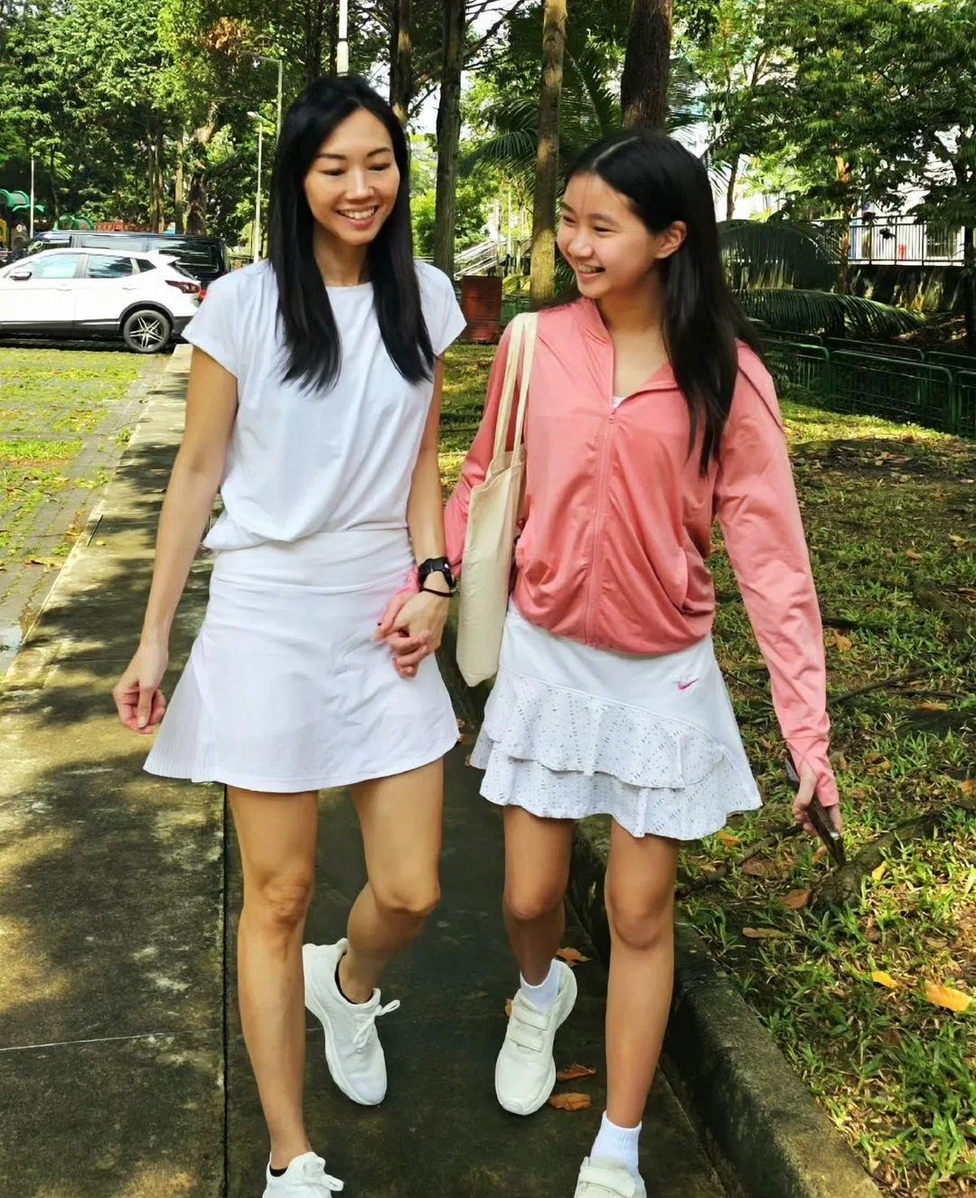 赵彩菱（左）试镜时带了女儿（右）同行，她说13岁爱女对拍戏大小事十分好奇。（取自赵彩菱IG）
