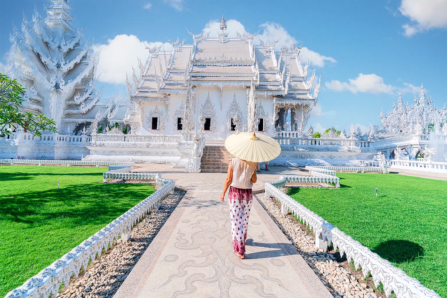 到访清莱，不可错过以纯白外观、奇幻雕刻闻名的清莱白庙。（Getty Images）