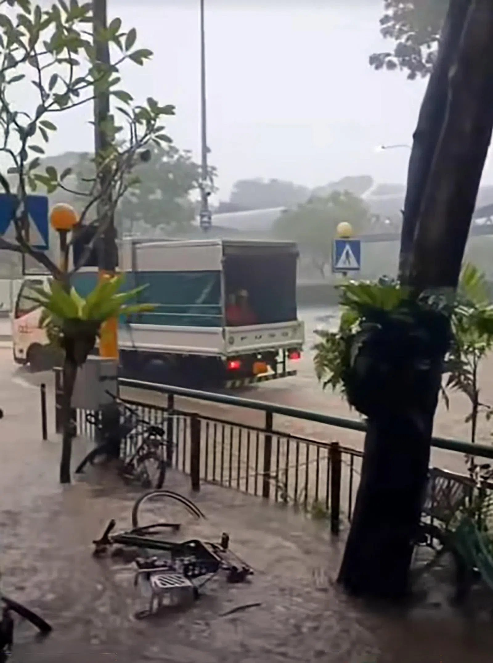 武吉知马路靠近古鲁尼园路的路段，星期四出现严重淹水的情况。（取自脸书）