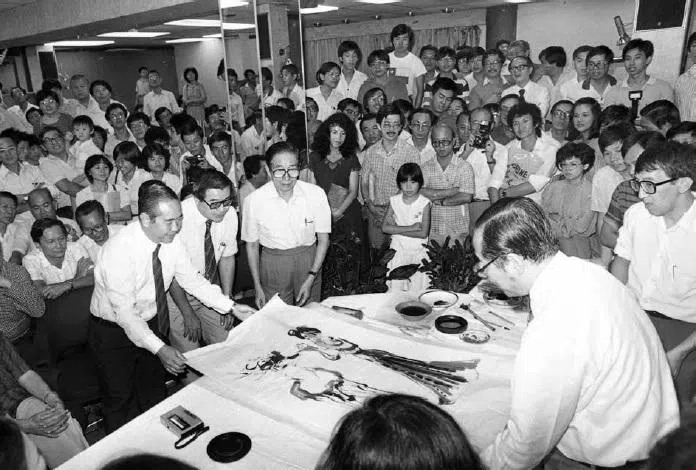 中国名画家程十发1985年在亚历山大路的《南洋商报》礼堂现场挥毫《平安长乐》，赠予报社。（档案照片）
