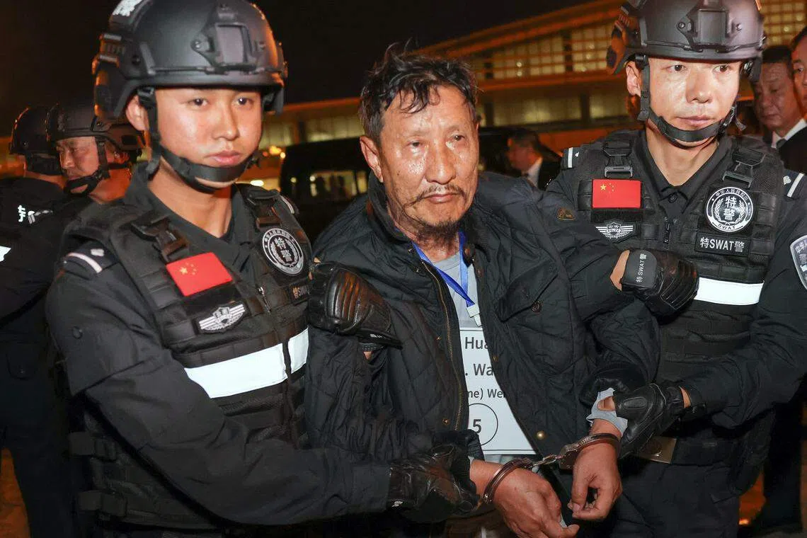 魏怀仁，为果敢自治区1006边防营监察委员会主席，他控制了缅甸政府军果敢边防营。
   （新华社）