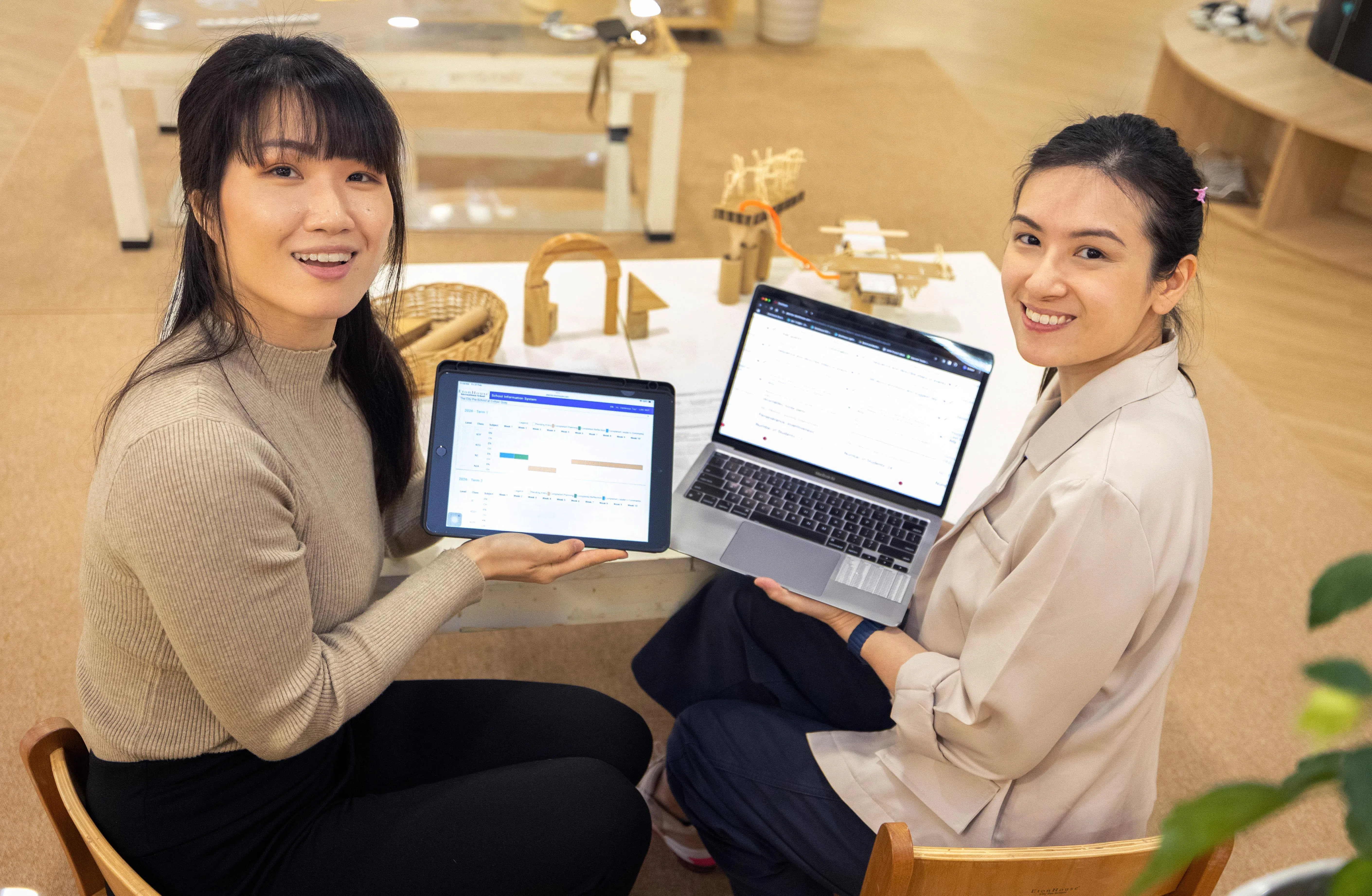 教职员使用课程规划工具来提高备课效率，把节省下来的时间用来指导和关怀学生。（特约沈康雄摄）