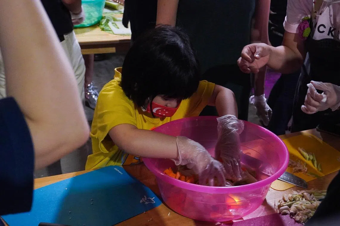 《玩：泡泡菜！》欢迎父母带着小朋友，一起走入艺术厨房大胆实验，亲手把食材变美食。（实践剧场提供）