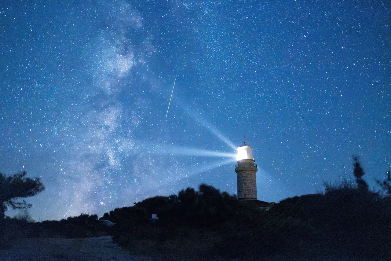 星期六（8月12日），一颗英仙座流星在克罗地亚拉斯托沃岛的夜空中划过。（路透社）