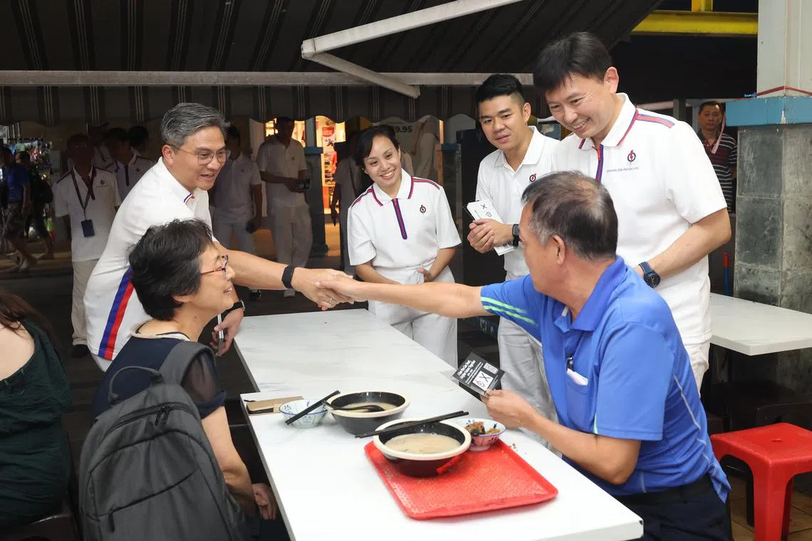 交通部长徐芳达（站立者右起）首次领军人民行动党团队，镇守碧山—大巴窑集选区。他的团队包括两名新人蔡引舟和陈诗韵以及原议员安迪。四名候选人傍晚到大巴窑中心与选民交流。（唐家鸿摄）