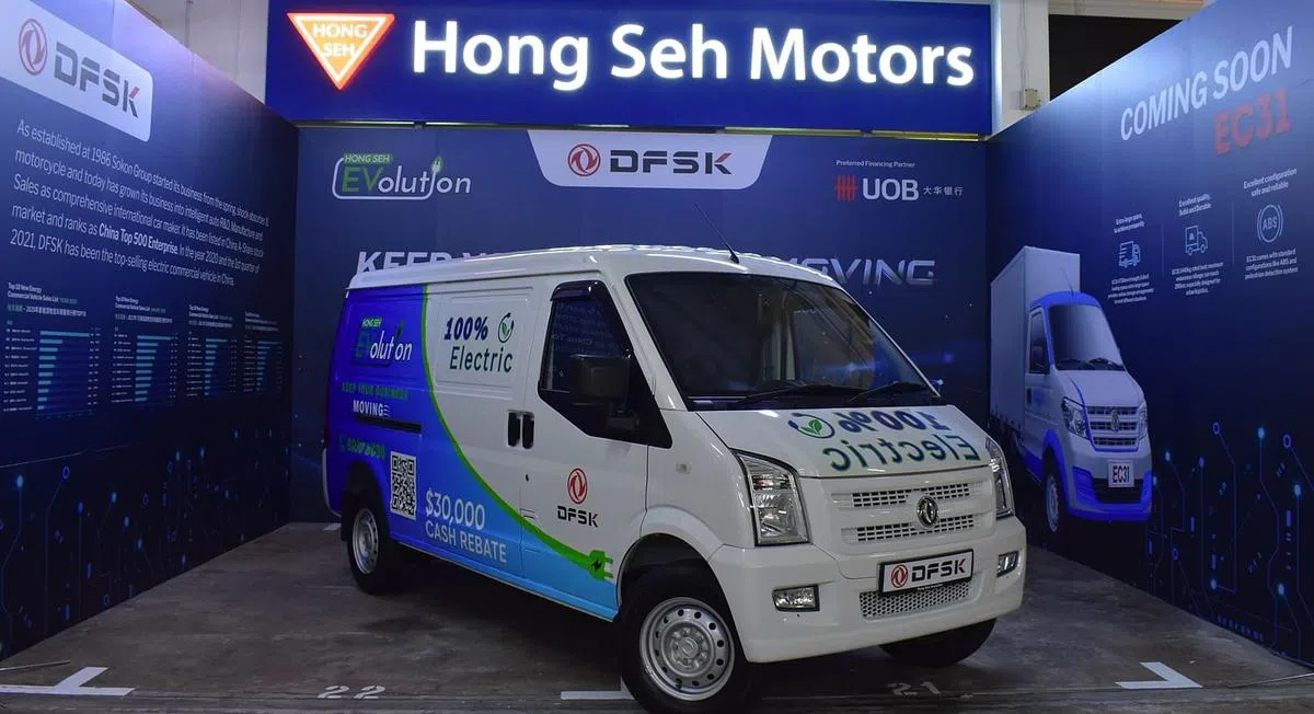 大华银行与代理商用电动车的鸿生发展公司合作推广U-Drive计划。（鸿生发展公司与大华银行提供）