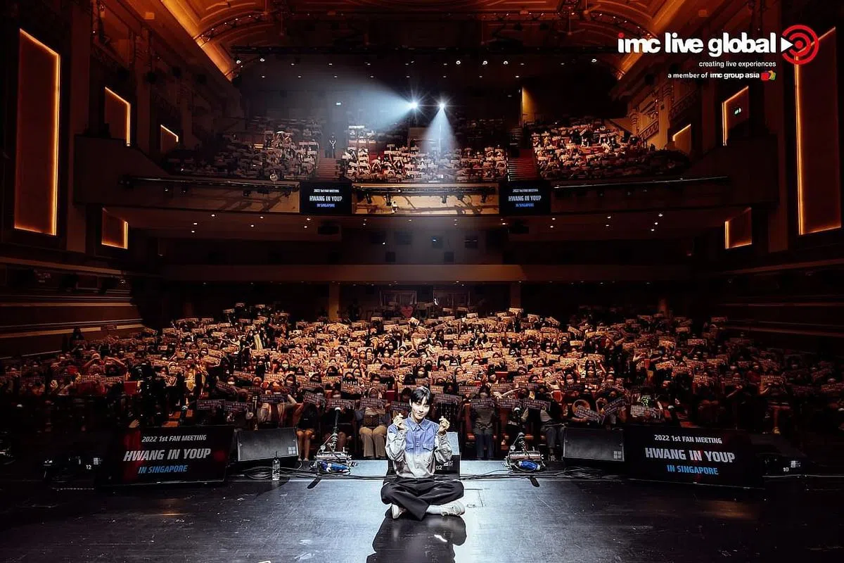 黄寅烨（前中坐者）在首都剧院跟全场粉丝一起拍大合照。（IMC Live Global提供）