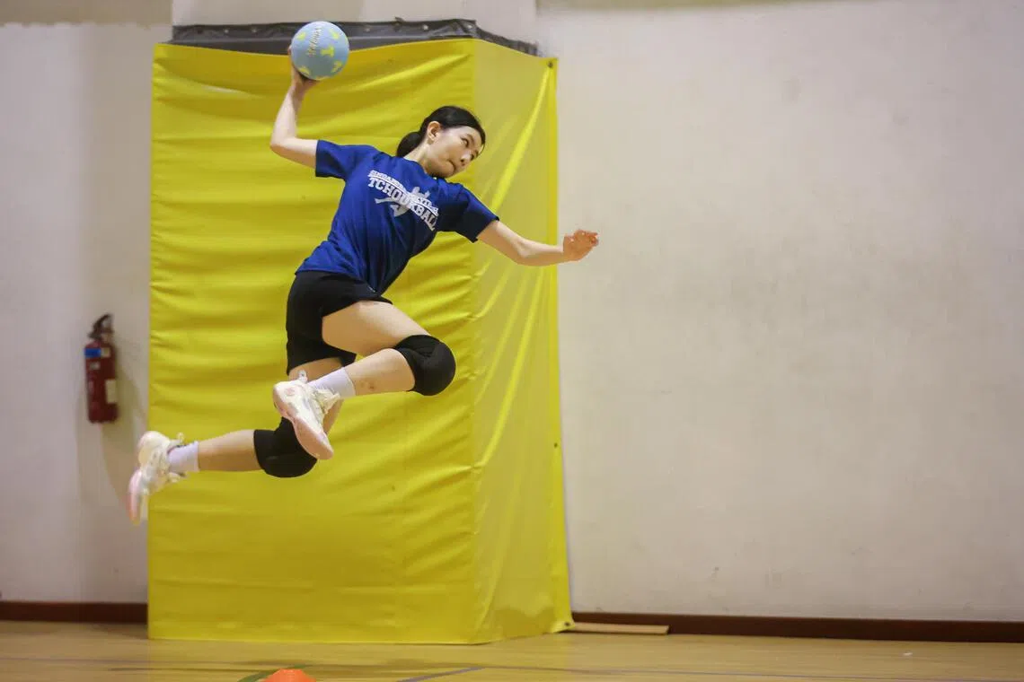 进攻球员高高跃起，瞄准反弹网射门。（游甯稀摄）