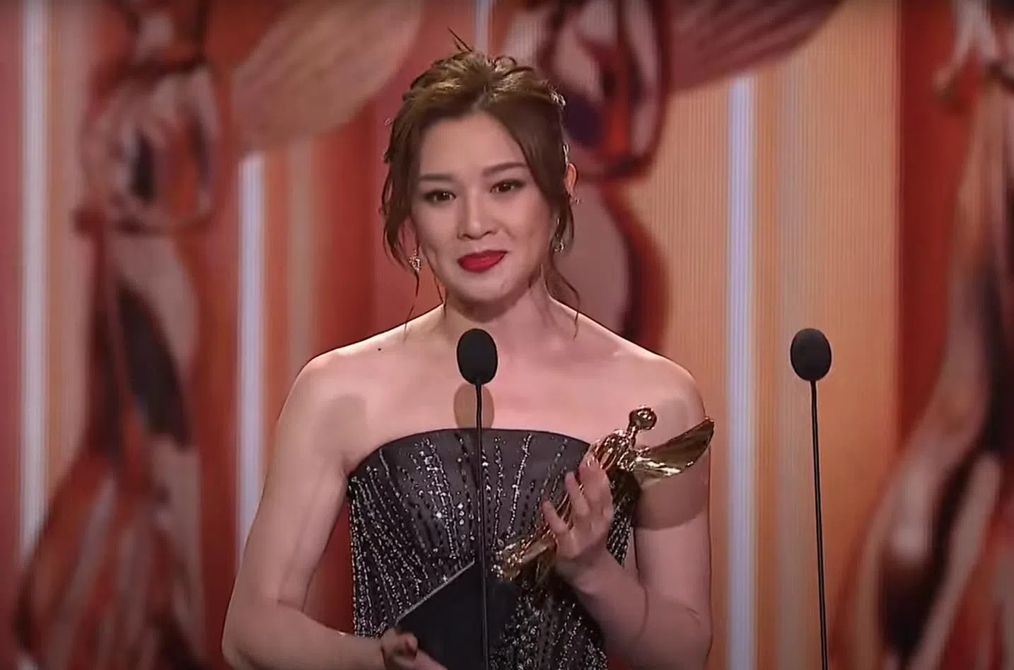 麦美恩凭借TVB节目《Mayanne小喇叭》拿下最佳娱乐节目主持人奖。（亚洲影艺创意大奖YouTube直播截图）