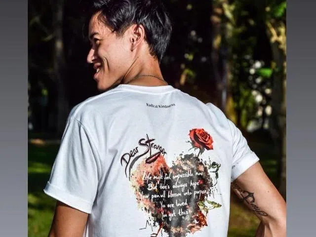 黄凯文把自己想传达给陌生人的话印在衣服：“此刻生活或许让人觉得难以承受，但人生里总会有希望。”（受访者提供）