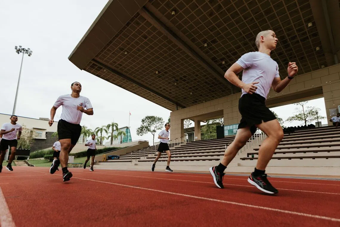 新加坡警察部队新学员接受基本警务与体能训练。（新加坡警察部队提供）