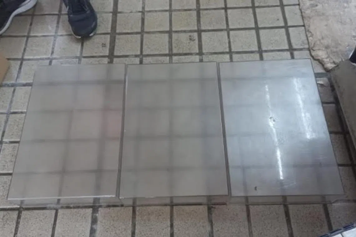 郑佩真说被其中一个透明垫子绊倒。（受访者提供）