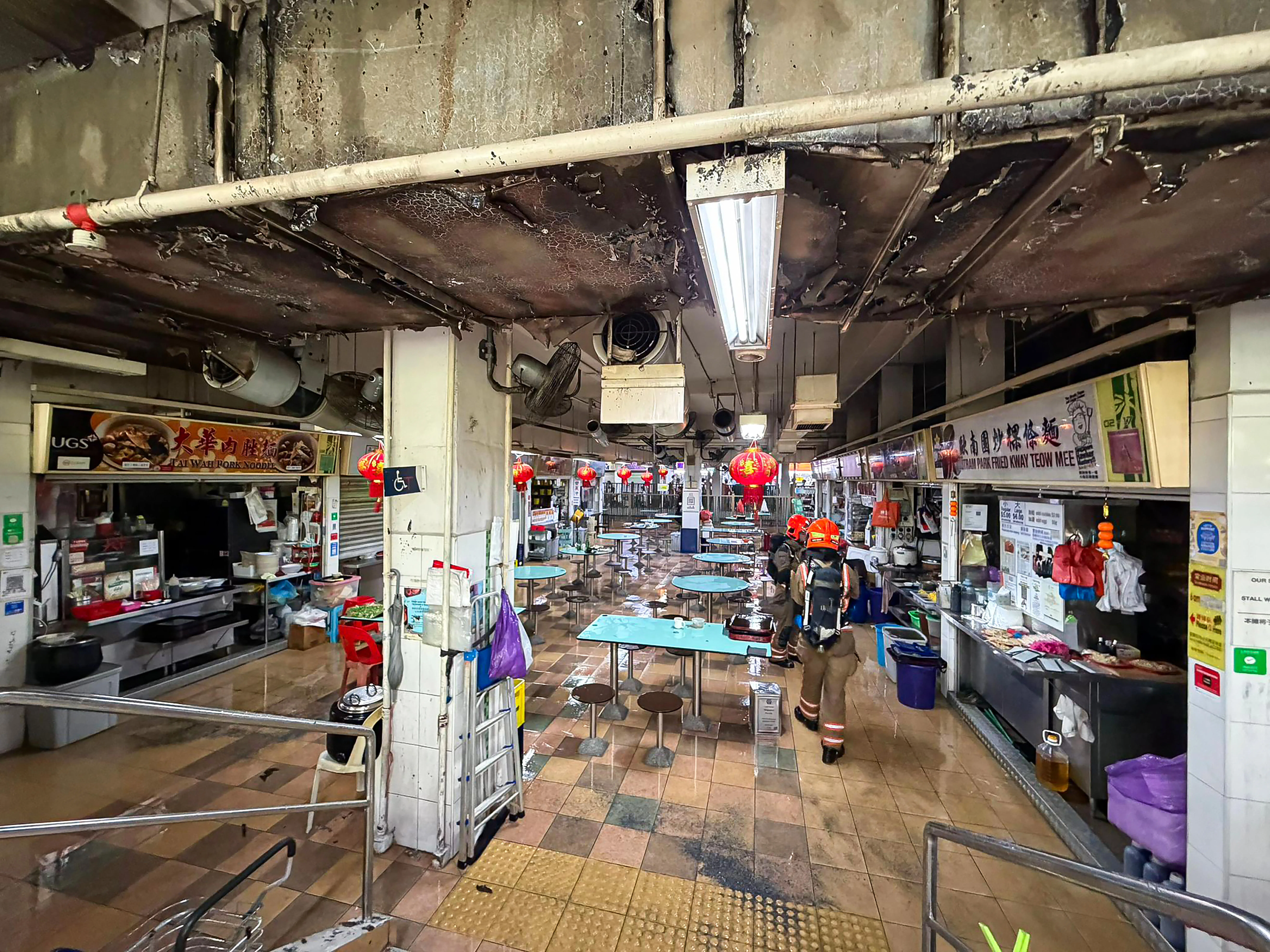 这起火患发生在星期五（1月2日）中午用餐时段，食客和摊贩纷纷疏散。（读者提供）