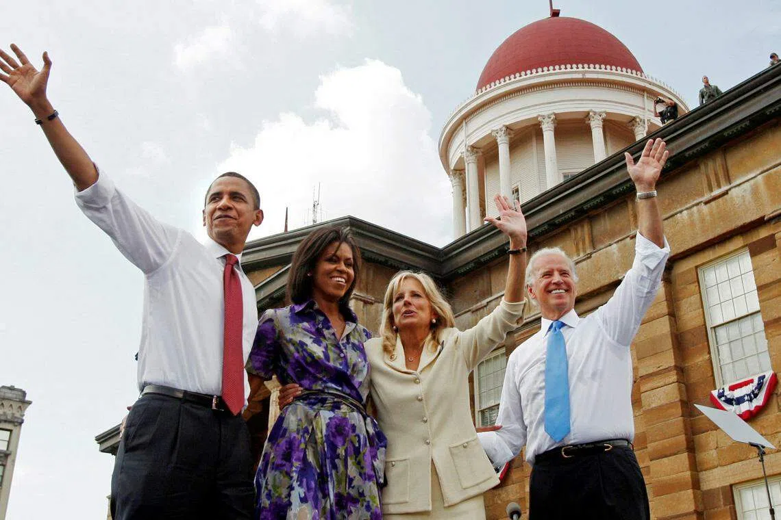 2008年8月23日，竞选总统的美国民主党参议员奥巴马（左起）、奥巴马夫人米歇尔、副总统竞选搭档拜登的夫人吉尔和拜登一起站在伊利诺伊州斯普林菲尔德的旧州议会大厦前。（路透社档案照片）