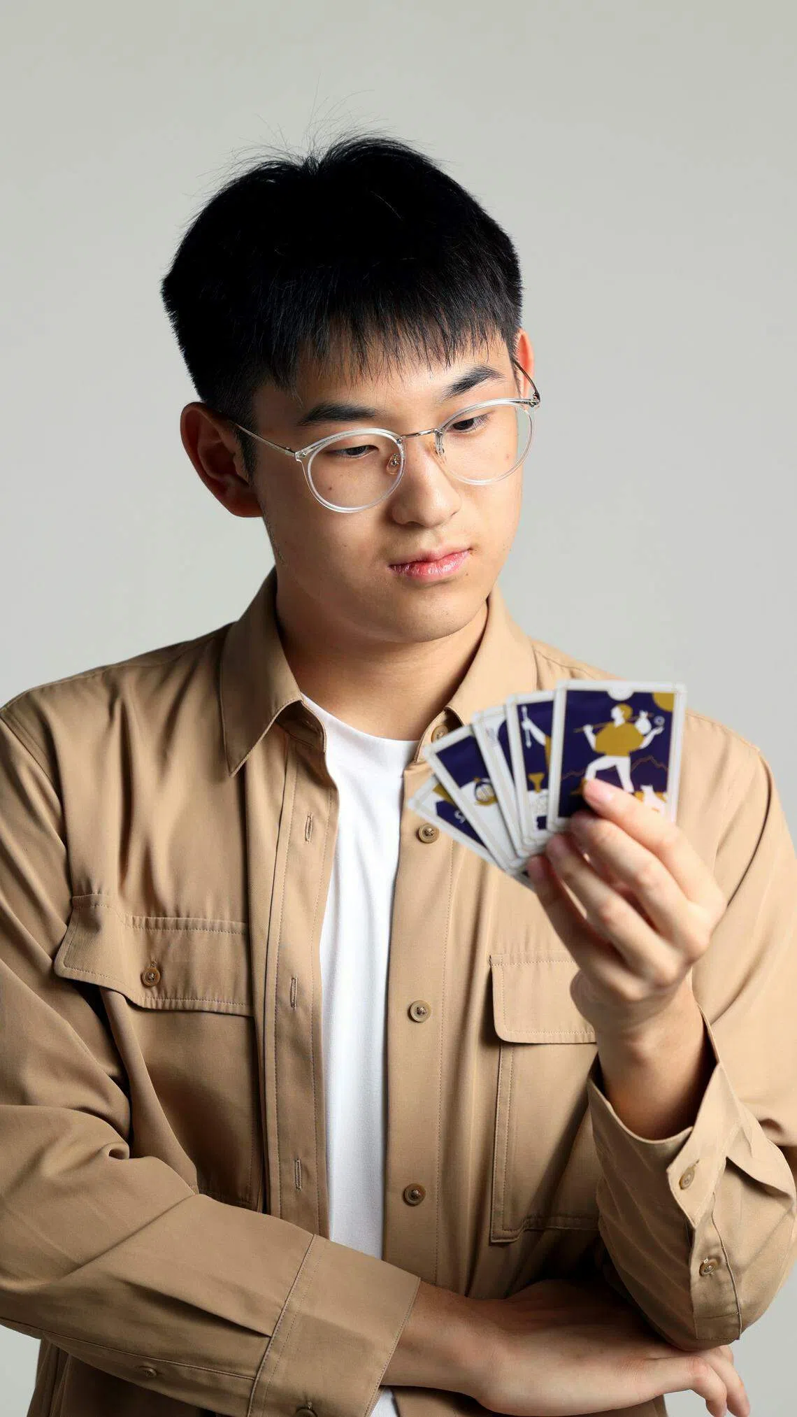 杨培铎认为写作的道理就跟塔罗牌背后的意涵与可诠释空间一样。（龙国雄摄）