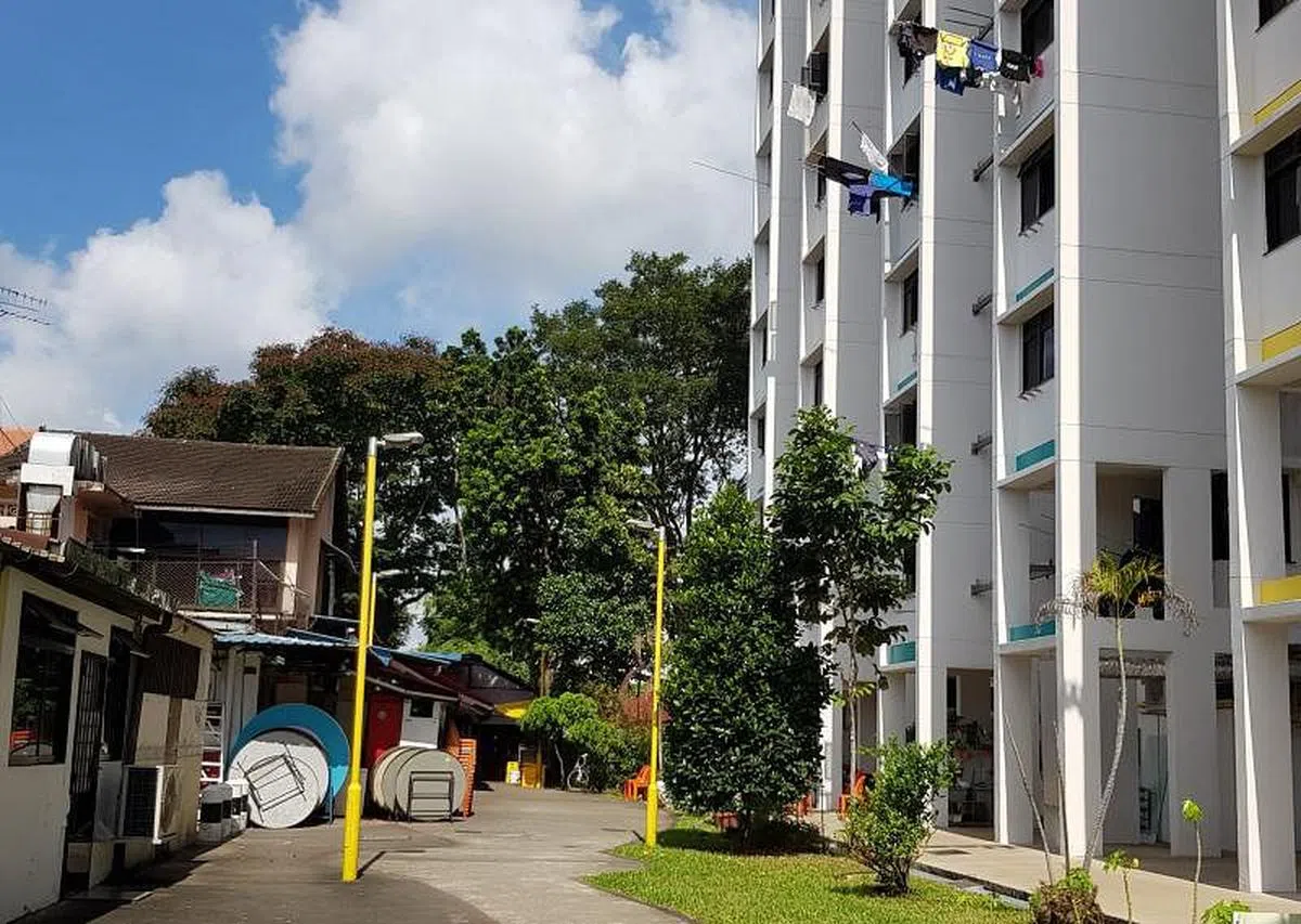违例男女聚集喝酒的地方，与组屋仅有一步之遥。 
