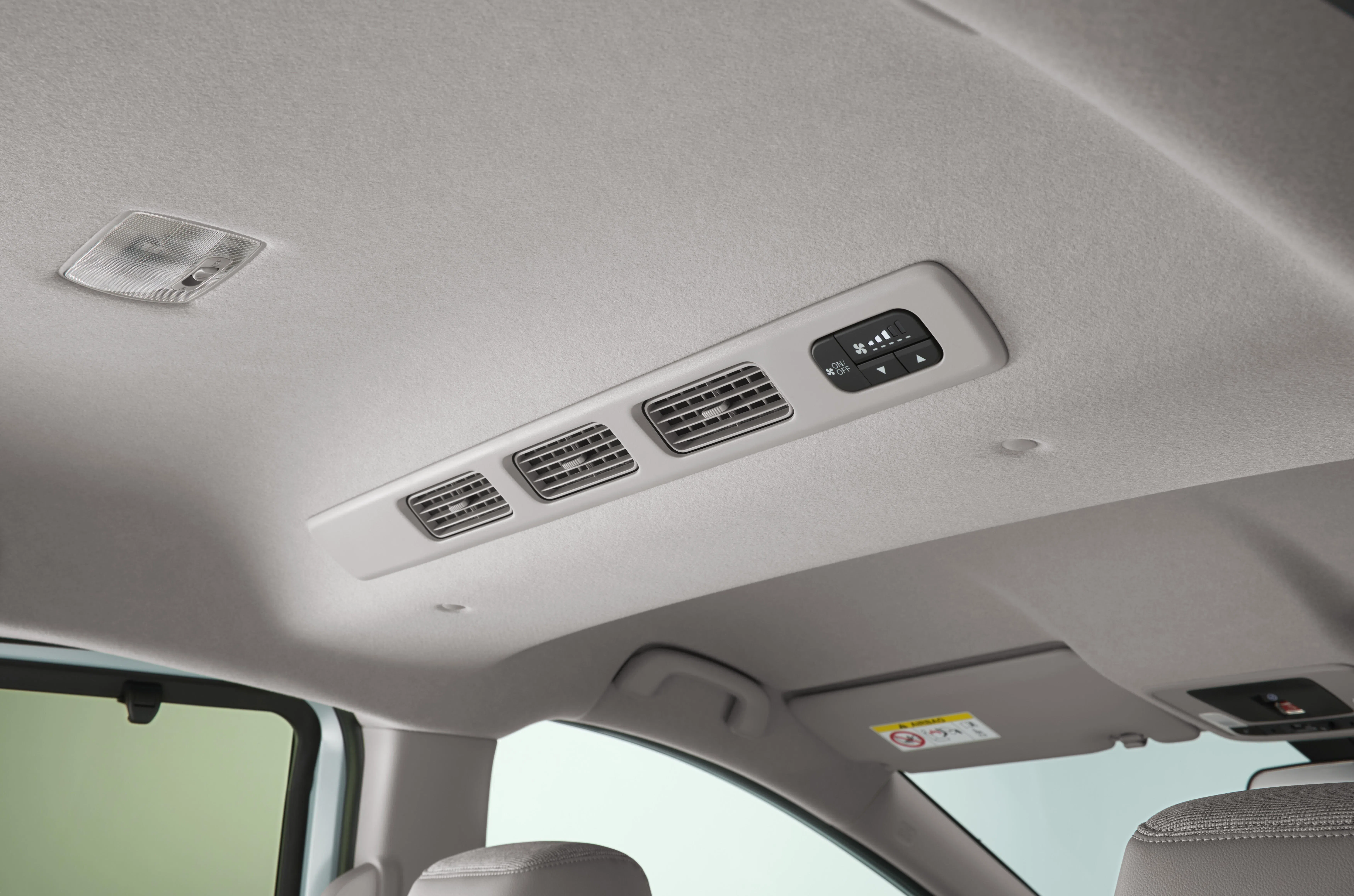 中排座椅上方有独立冷气出风口和控制按键。（车商提供）