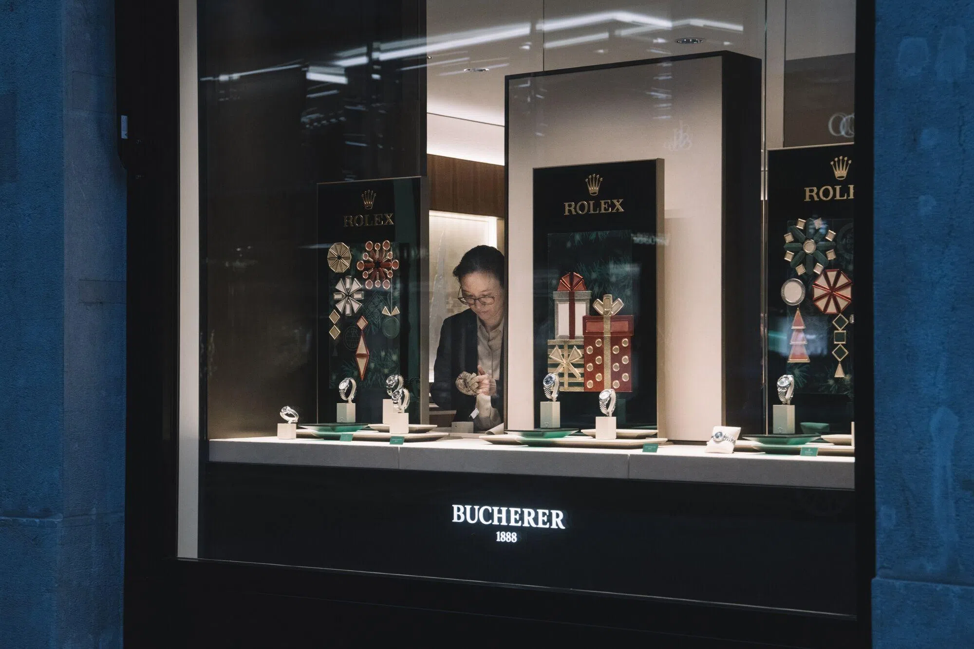 这几年在劳力士实体店里面摆出的劳力士表，几乎全属展览品。换言之，可以试戴，不可以买。（彭博社）