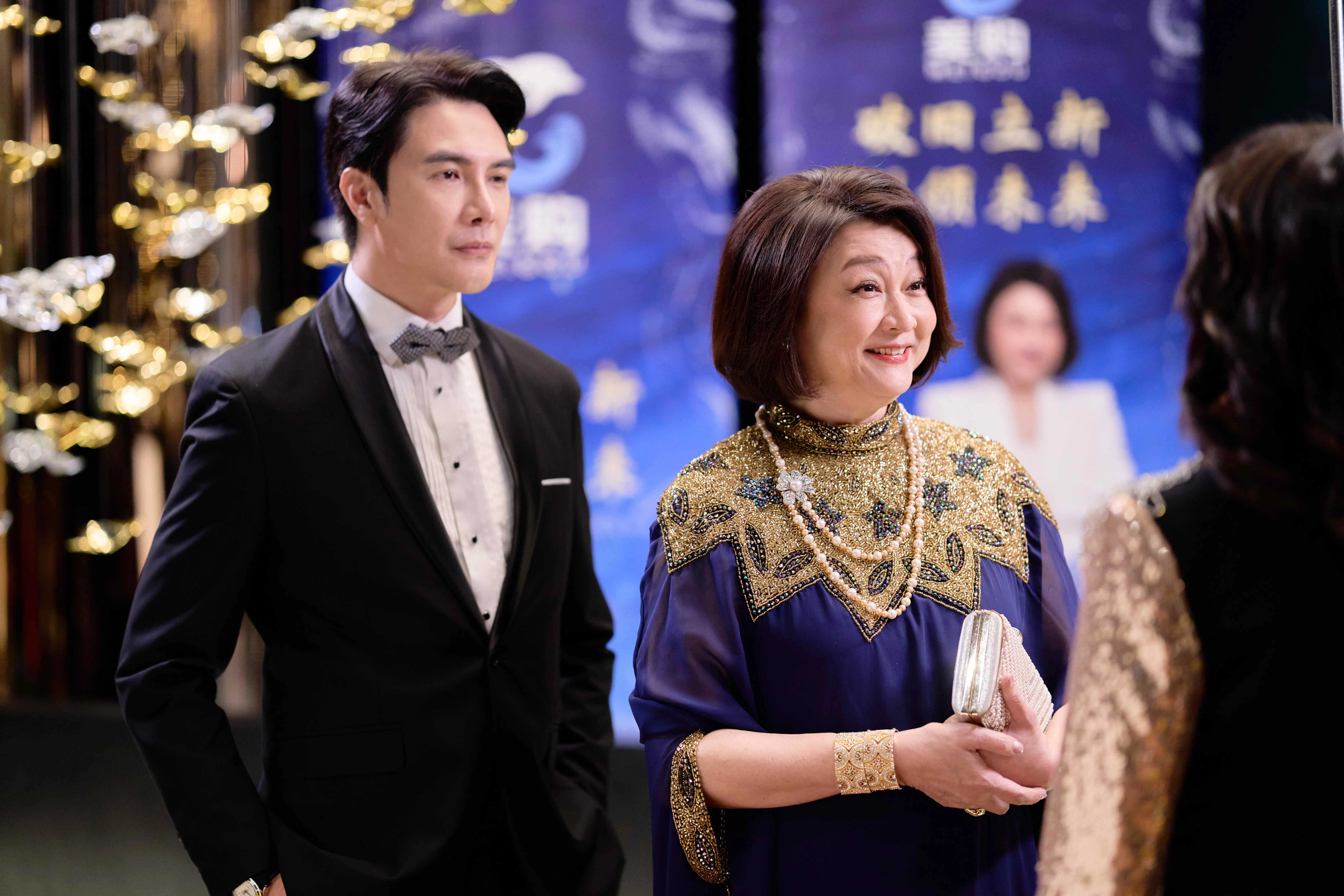 陈莉萍（右）客串演出《卧龙》，左为马来西亚演员谢佳见。