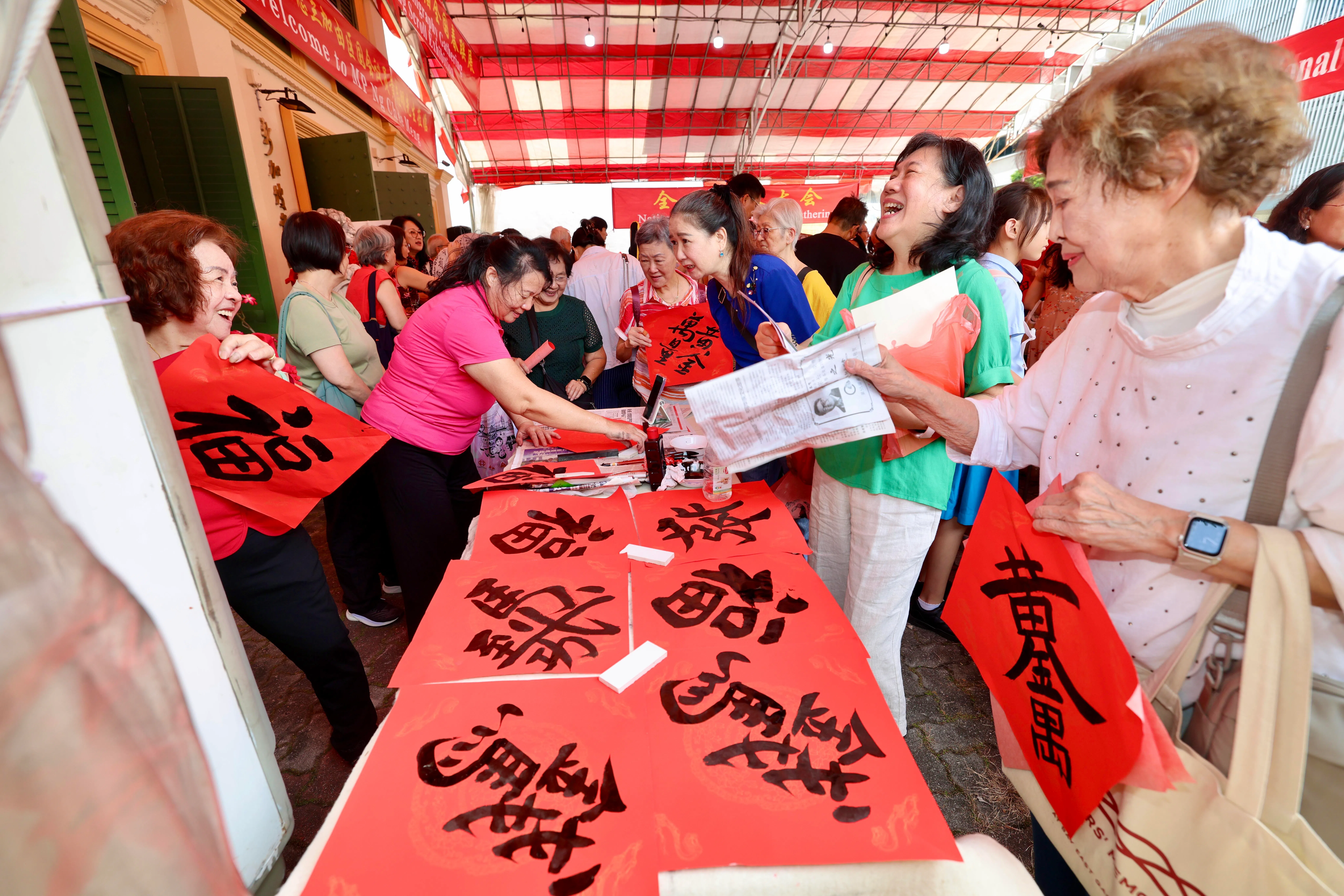 “第43届全国挥春大会” 暨 “第八届全国春联展” 星期天在新加坡书法中心举行，一些书法爱好者创作的创意字受到公众的欢迎。（陈斌勤摄）