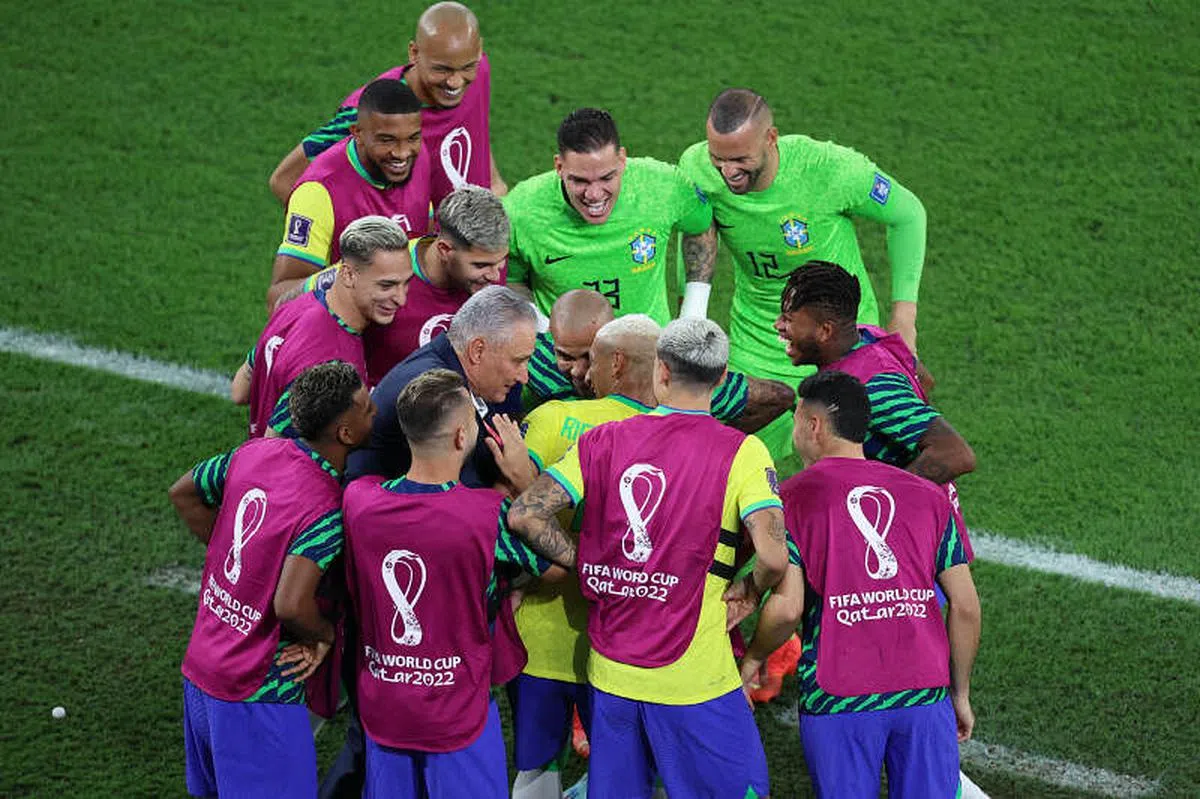  巴西主帅蒂特（身着西装）在理查利森进球后加入了跳舞行列，与球员欢庆。（路透社）