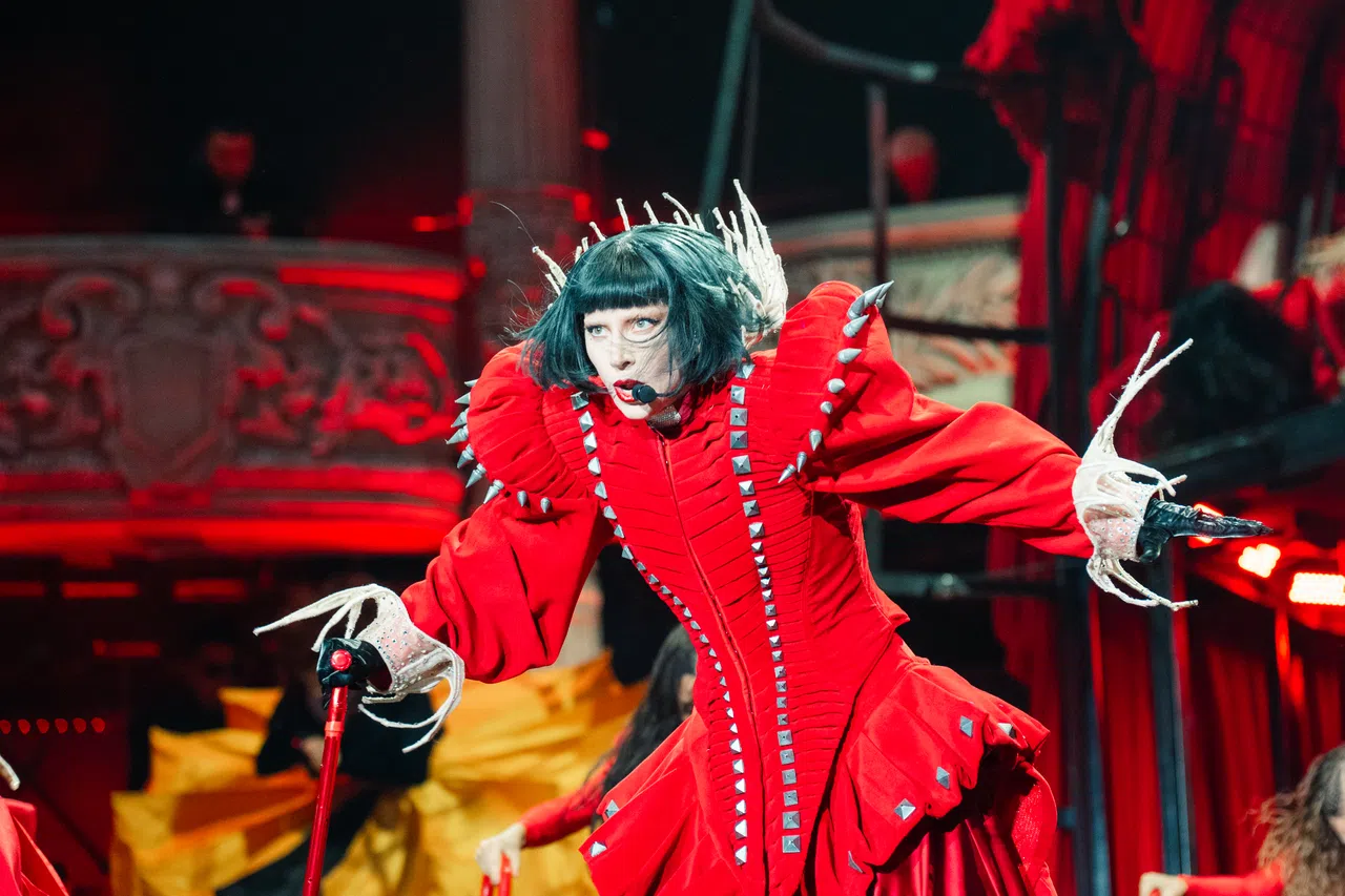 Lady Gaga开场时身穿红色盔甲战袍，视觉冲击力十足。（Live Nation提供，Hoong Qi Hao摄）