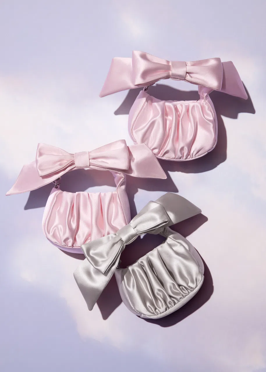 & Other Stories Nano蝴蝶结包包，十分娇滴滴。（品牌提供）