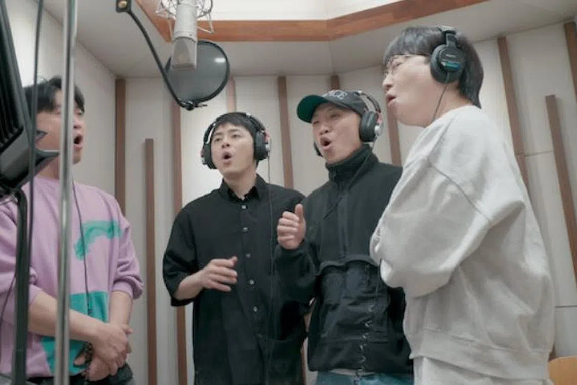 曹政奭（左二）挑战在100天内以新人歌手身份出道。（Netflix提供）