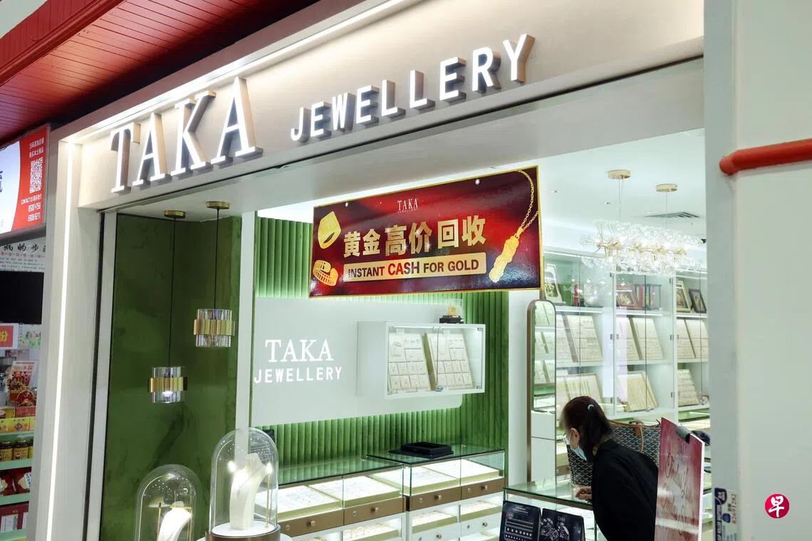 零售业务的全年收入较去年高出65%至1亿6540万元，这主要是受到金价升高所驱动。 （邝启聪摄）